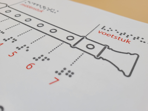 Voorbeeldpagina met voelbare blokfluit uit methode Maak muziek: Leer blokfluit spelen