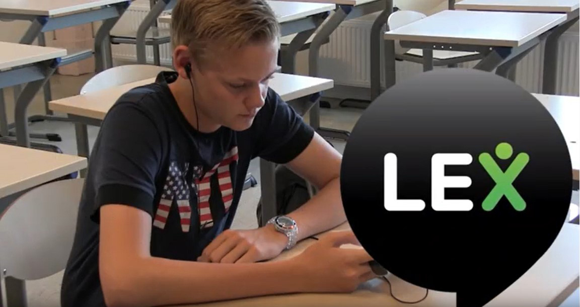 Jongen met LEX app in klaslokaal
